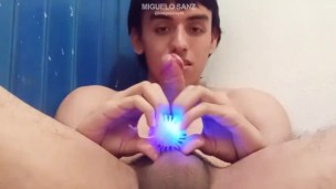 twink mexicano jugando con un juguete luminoso hasta una gran explosión de mecos =)