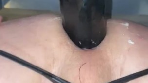 Gros plan anal black dildo Fucking machine 