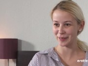 Zierliche deutsche Blondine masturbiert vor Kamera 14/16