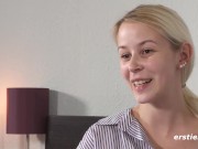 Zierliche deutsche Blondine masturbiert vor Kamera 16/16