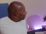 Nerd conheceu o negão no Tinder e já foi logo sentando_ Assista completo no Premium 4/16