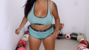 Colombiana tetona juega con las pelotas. La chica del balón quiere que juegues con ella