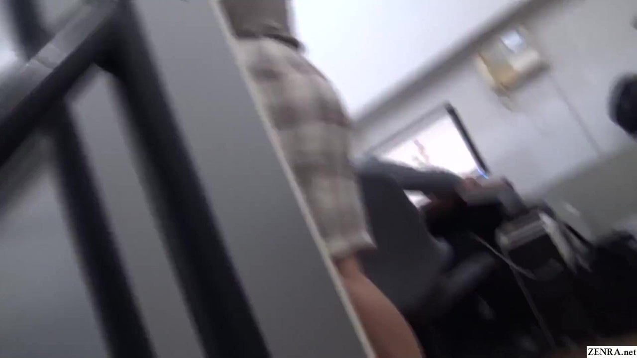 夫と電話しながらフェラをしている日本のホットワイフ - RedTube