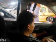 EXTRAÑA ME SORPRENDE MASTURBANDOME EN EL COCHE EN ESTACIONAMIENTO PUBLICO DEL CENTRO COMERCIAL 6/16