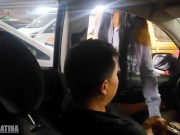 EXTRAÑA ME SORPRENDE MASTURBANDOME EN EL COCHE EN ESTACIONAMIENTO PUBLICO DEL CENTRO COMERCIAL 8/16