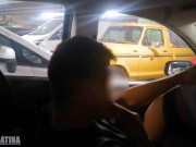 EXTRAÑA ME SORPRENDE MASTURBANDOME EN EL COCHE EN ESTACIONAMIENTO PUBLICO DEL CENTRO COMERCIAL 9/16