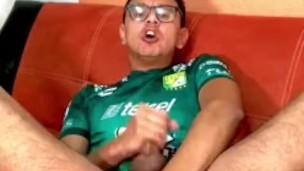 Macho Se Pajea Después del Fútbol 