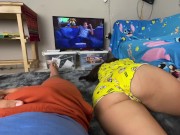 Hermanastra folla con su pijama de bob esponja 1/16