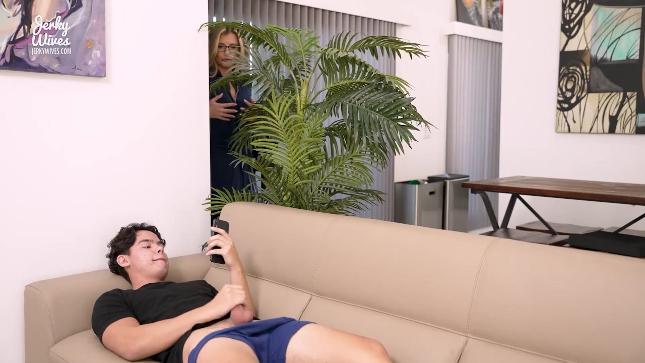 Chupando a mi nuevo hijastro antes de que su padre llegue a casa - Cory Chase - Vídeo de sexo gratis - RedTube