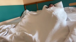 СТУДЕНТКА ИГРАЯСЬ ЧЁРНЫМ ДИЛДО НЕ ЗАМЕТИЛА КАК ПОШЕЛ СКВИРТ, ПОСТЕЛЬНОЕ МОКРОЕ