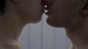 (ASMR) Besos románticos y apasionados en un día lluvioso 4K