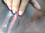 exibindo a buceta e dedilhando o clitóris Jputinha 10/16