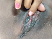 exibindo a buceta e dedilhando o clitóris Jputinha 14/16