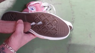 Je me branle et crache sur ma converse