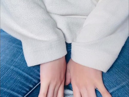 タイトなジーンズの上からオナニー♡パンツびしょびしょに濡らしてイク♡【素人個人撮影】