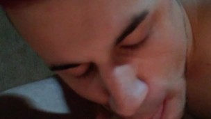 Garoto trabalhando no pênis grosso do Papai… sugando todo seu pré gozo