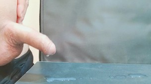 仮性包茎特有の皮オナが気持ち良すぎたため、半立ち状態で暴発射精してしまう早漏君。その後追い射精もしています。