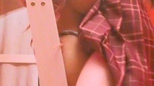 Se divertindo fodendo minha boneca sexual na sala da faculdade tesourando e gostando de buceta porta aberta