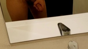 Me masturbo en el baño de mi trabajo y me corro 2 veces. MUCHA LECHE