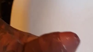 Masturbbazione con tanto di sborrata mentre mi sbatto il contro il lavandino e mi fa male dal dolore