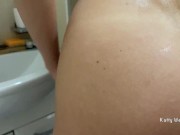 Малышка получила большой черный член пока мылась в душе 15/16