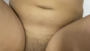 Novio y novia latina culona y tetona tienen sexo sin condon 