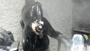 entrainement anal sissy, plein de godes et une bouteille :p