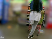 culona en supermercado en leggings transparentes bragas color rosa 15/16