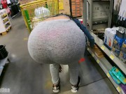 culona en supermercado en leggings transparentes bragas color rosa 4/16