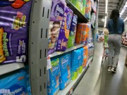 culona en supermercado en leggings transparentes bragas color rosa 7/16