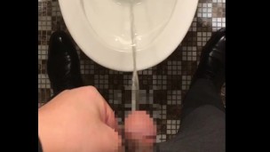30歳ぽっちゃり日本人男性のおっしこ動画【閲覧注意：暴れる尿】