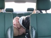 Kierowca szczęściarz zjada soczystą cipkę napalonej pasażerki