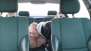 Kierowca szczęściarz zjada soczystą cipkę napalonej pasażerki