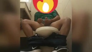 Deslechada en 7/11 trabajando