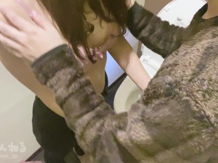 宅飲み中の友人宅トイレで小柄な美女が騎乗位腰振り生ハメセックスで膣奥を突かれて中出しフィニッシュ まろちゃんねる/日本人/素人/カップル/ハメ撮り/無修正/japan/hentai