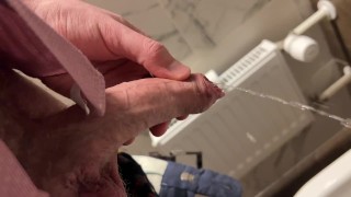 Un mec poilu en costume pisse et se branle dans les toilettes du ...