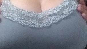 Teen japonesa stepsister provoca com peitos enormes