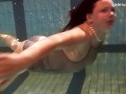 Watch how beautiful they are naked in the swimming pool 13/16