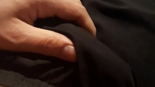Énorme ejaculation sur le torse après masturbation