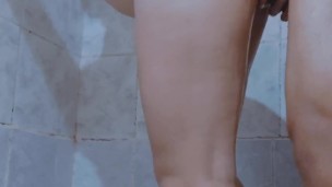 Latina HOT taking a shower. I lover her ass 