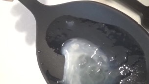 オナ禁直後の濃厚精子をオタマに大量射精し、精子の質感を楽しむ変態君。