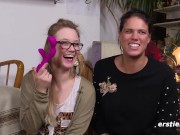 Zierliche Blondine aus Hamburg verwöhnt Freundin mit Vibrator 11/16