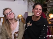 Zierliche Blondine aus Hamburg verwöhnt Freundin mit Vibrator 12/16