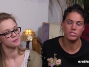 Zierliche Blondine aus Hamburg verwöhnt Freundin mit Vibrator 14/16