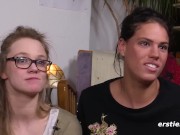 Zierliche Blondine aus Hamburg verwöhnt Freundin mit Vibrator 15/16