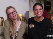 Zierliche Blondine aus Hamburg verwöhnt Freundin mit Vibrator 4/16