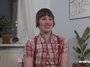 Deutsches Mädel aus Kiel besorgt es sich selber mit großem Dildo 14/16