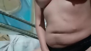 MAMITA LACTANTE SE MASTURBA Y SE TOCA SUS RICAS TETAS LLENAS DE LECHE