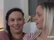 Studentin leckt und fingert Muschi ihrer blonden Freundin 10/16