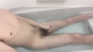 #2 男子大学生 友達の家の風呂でシコシコオナニー 浴槽の中で射精